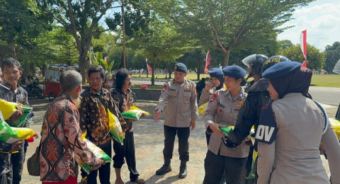 Humanis di Garis Depan, Brimob Jambi Bagikan Tali Asih kepada Massa Aksi Damai Masyarakat SAD